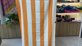 полосатое пляжное полотенце